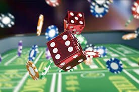 Pengguna menggunakan smartphone untuk akses sport betting di platform gunung808